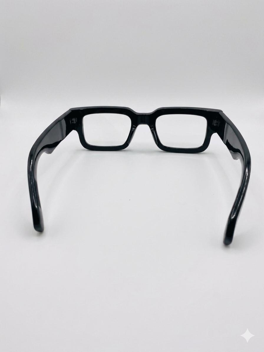 Elegantes lentes de montura cuadrada en color negro.