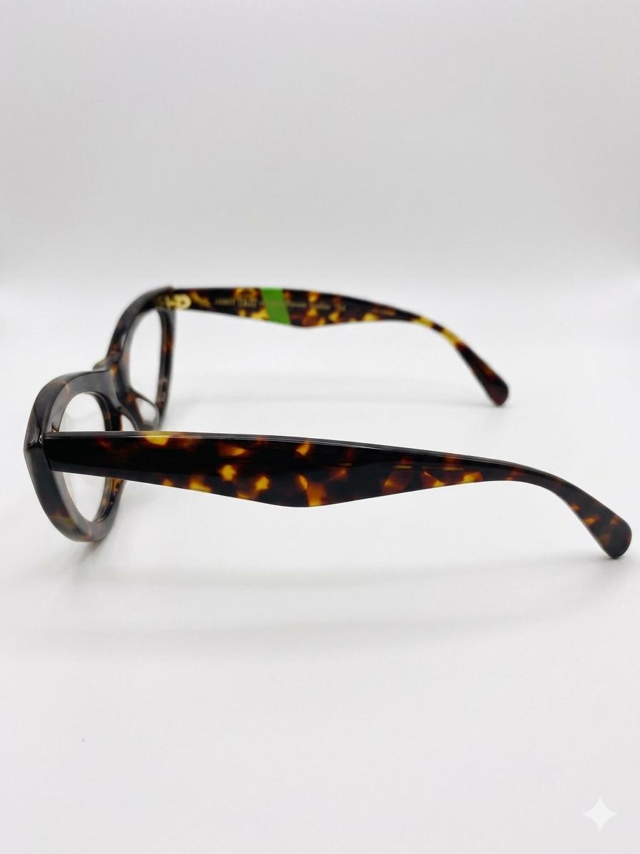 Lentes de  Estilo "Cat-Eye" con Acabado Carey y Detalle en Verde