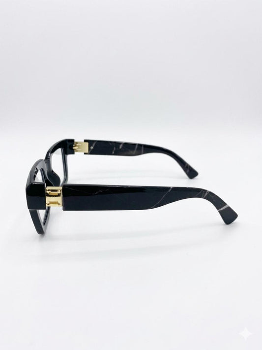 Gafas de Montura Cuadrada con Detalle de Mármol y Acentos Dorados.