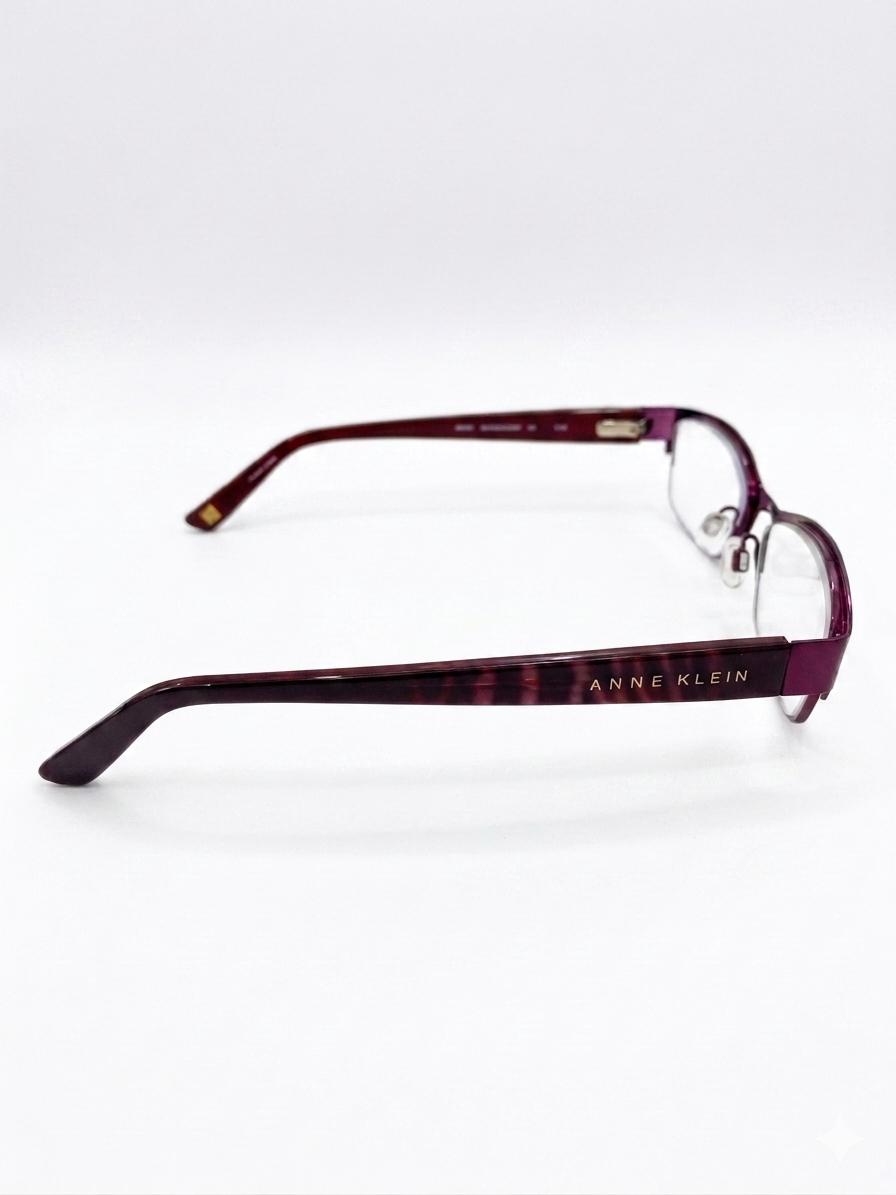 Lentes graduados Anne Klein de diseño clásico en tono borgoña.